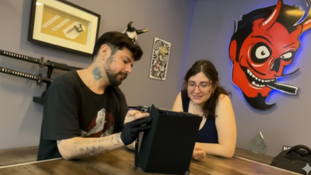 Artista diseñando en Buena Vida Tattoo Studio